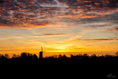Molen met opkomende zon
